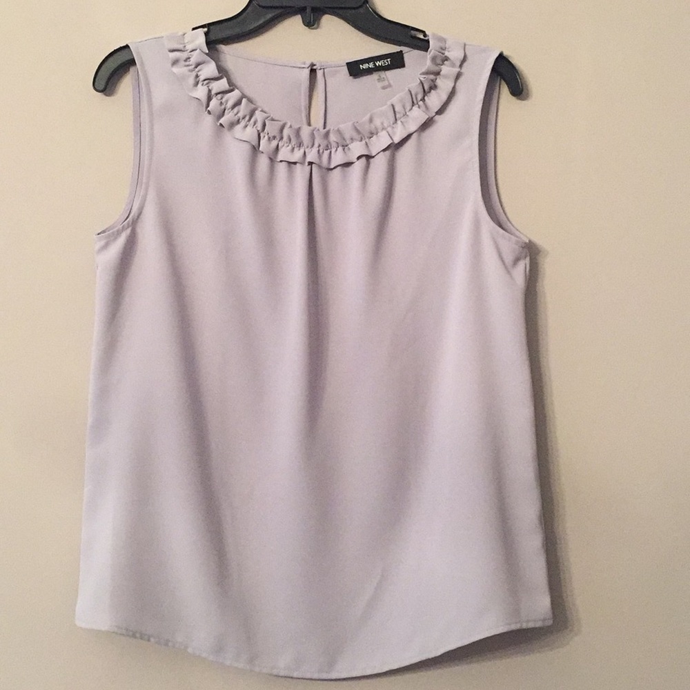 Nine West sleeveless top. Sz small. Ruffle detail.